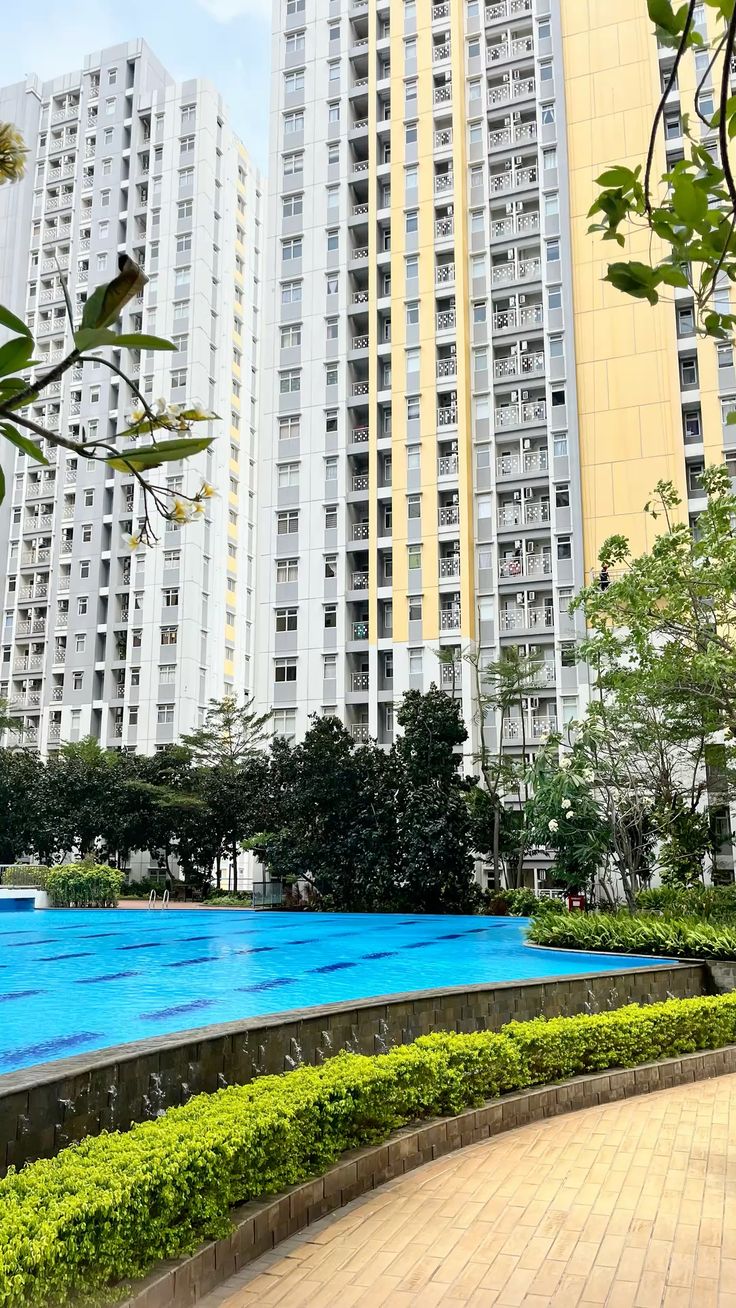 Gedung apartemen dan kolam renang