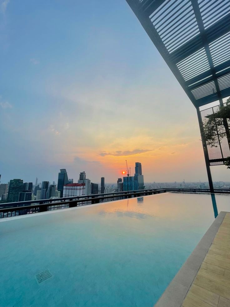 Kolam renang dengan pemandangan sunset dan city view