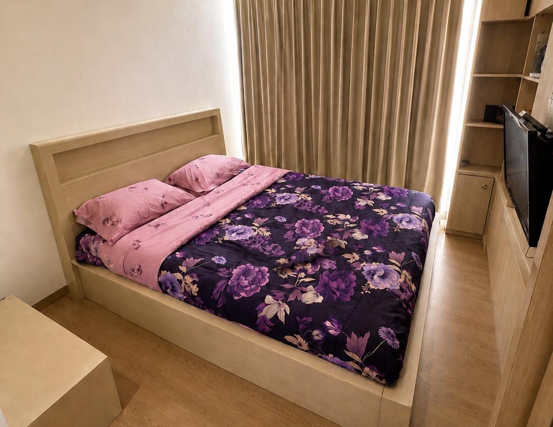 Kamar apartemen dengan bed cover motif ungu