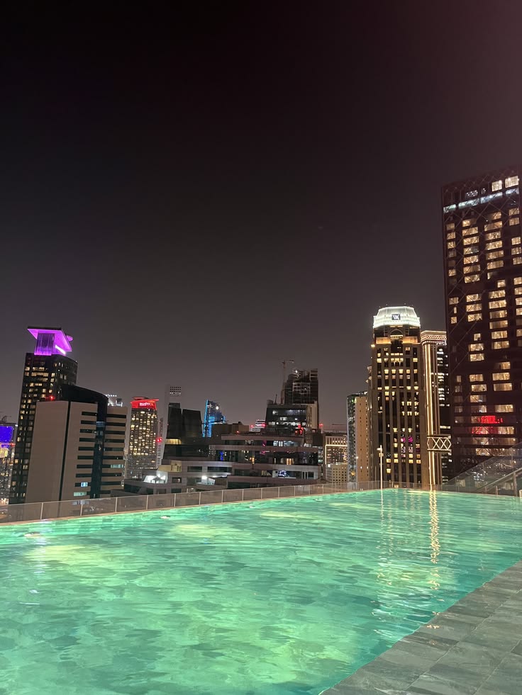 Kolam renang malam dengan city light