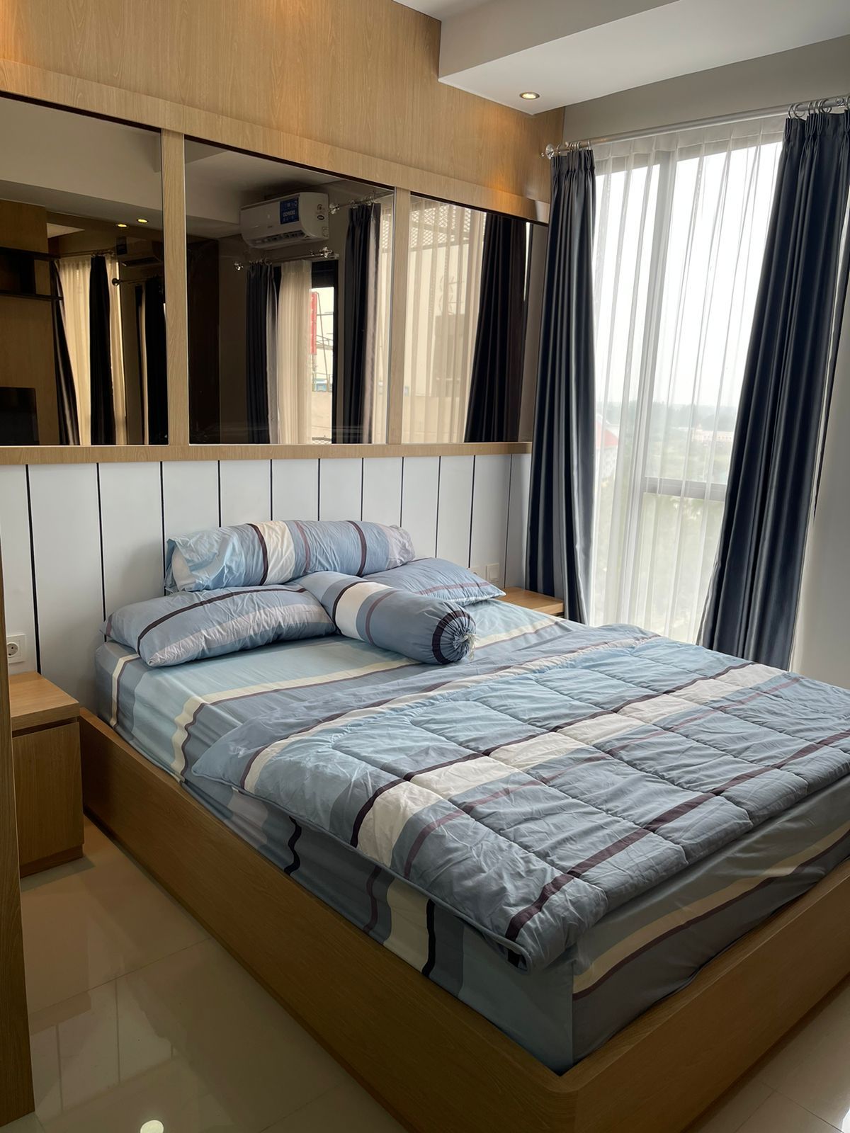 Kamar apartemen dengan jendela dan city view
