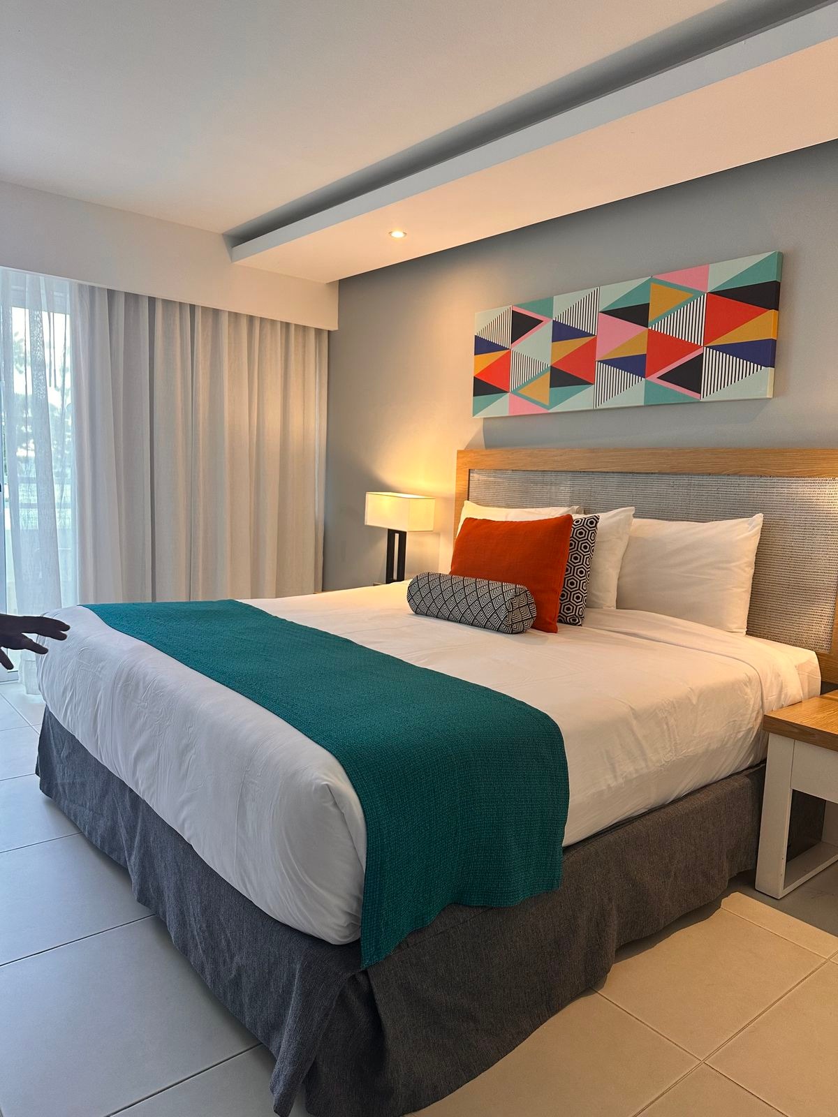 Kamar premium dengan aksen teal