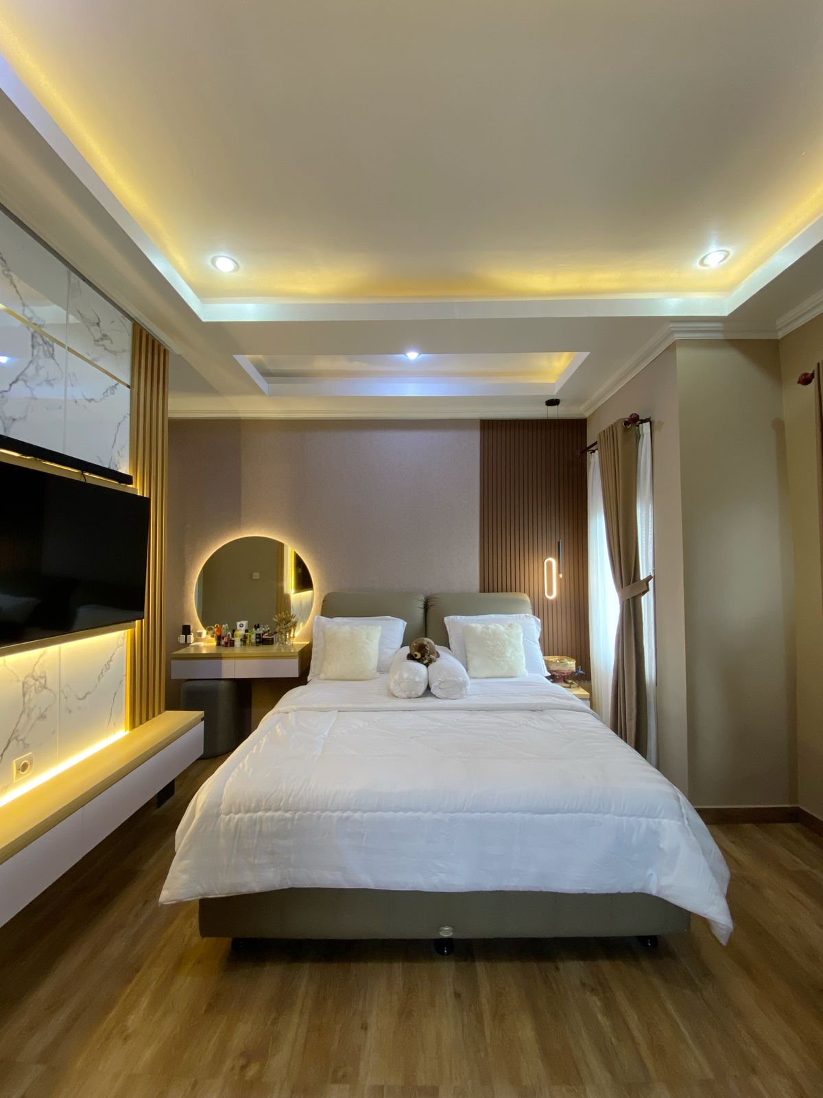 Kamar apartemen dengan pencahayaan hangat